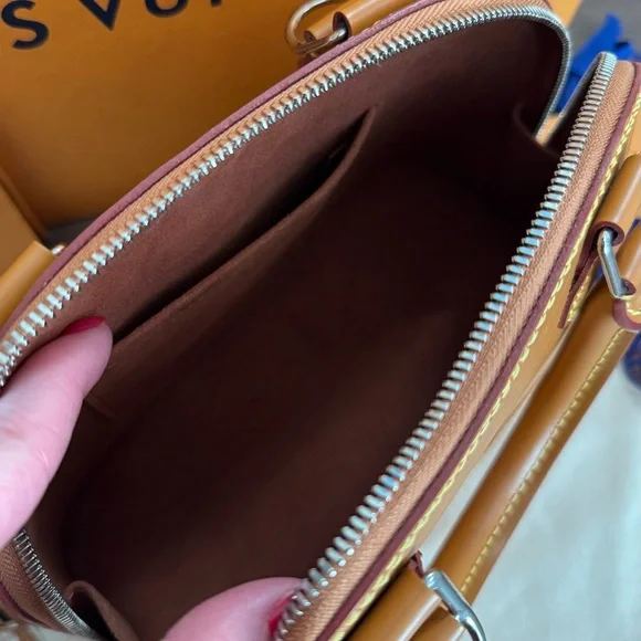 ❌SOLD❌LOUIS VUITTON Epi Leather Alma BB on Strap - Picture 5 of 10